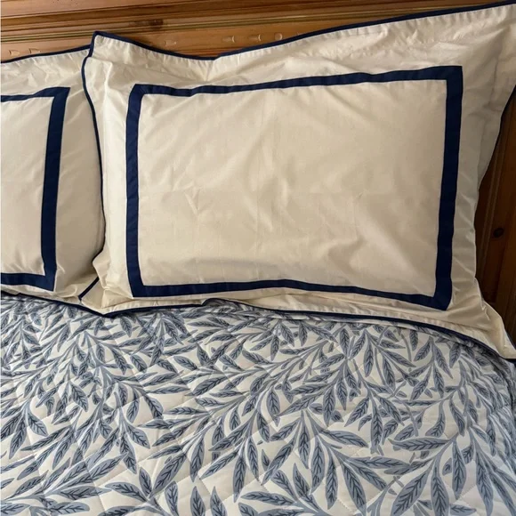 SOLD-SOLD.   Pottery Barn 2 White Shams❗️ - Picture 3 of 4